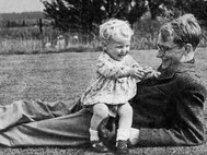 Фрэнсис Крик с сыном Майклом, 1942 год.