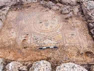 Фрагмент мозаичного пола монастыря, обнаруженного недалеко от города Бейт-Шемеш
