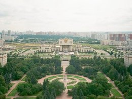 Вид на здание Фундаментальной библиотеки МГУ