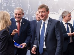 Андрей Турчак (слева) на заседании Генсовета "Единой России" 19 октября 2017