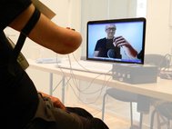 Пациент управляет виртуальной конечностью на экране