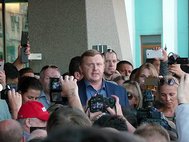Андрей Ищенко на митинге у здания администрации Приморского края против фальсификации результатов выборов губернатора