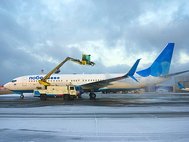 Новый самолёт авиакомпании "Победа" - Boeing 737-800 в аэропорту Красноярска