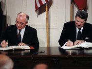 Подписание договора ДРСМД президентом Рейганом и генеральным секретарем Горбачевым в Восточном зале в Белом доме. 1987г.