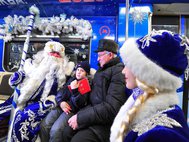 Дед мороз и Снегурочка в метро