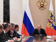 В. Путин на совещании