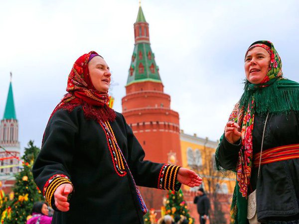 Народные гуляния у стен Кремля