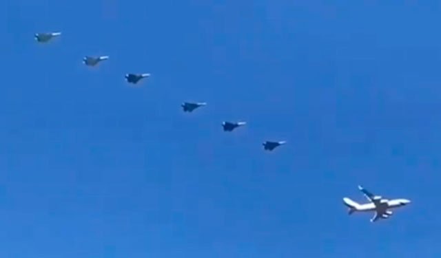 Истребители Су-57 сопровождают самолет Владимира Путина