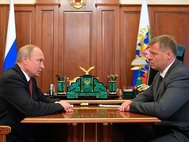 Владимир Путин и временно исполняющий обязанности губернатора Астраханской области Игорь Бабушкин