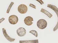 Монеты и разрезанные серебряные кольца из клада