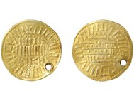 Золотой диск с надписью, имитирующей арабский динар