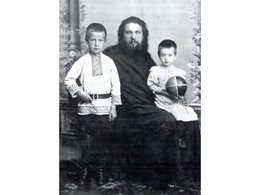 Священномученик Вячеслав Закедский с детьми