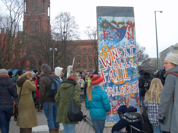 Отстоять Берлинскую стену