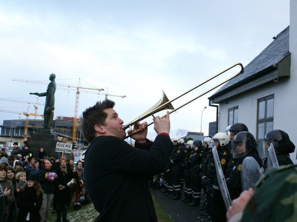 Манифестация перед резиденией премьер-министра Исландии. Источник: Wkipedia. Автор: Oddur Benediktsson