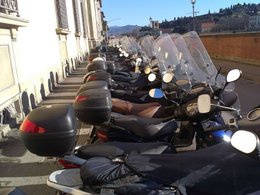 Парковка скутеров горожан во Флоренции