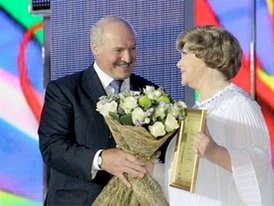 Лукашенко сделал Пьехе неуклюжий комплимент и отправил на медосмотр к губернатору