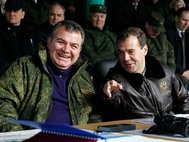 Анатолий Сердюков и Дмитрий Медведев. Фото: Пресс-служба Президента РФ