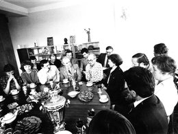 Булат Окуджава в редакции калужской газеты. Фото из личного архива автора (на фото - за спиной у Окуджавы, слева)