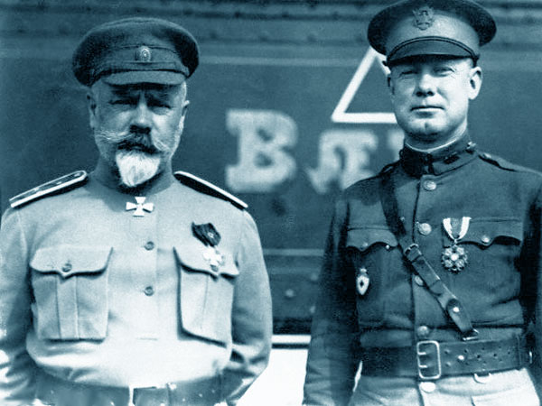 Антон Иванович Деникин (слева)