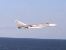 Пролет Су-24 над эсминцем США