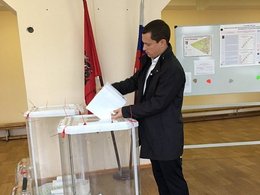 Сергей Поспелов голосует на выборах в Госдуму