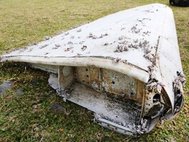 Обломок самолета, следовавшего по рейсу MH370.