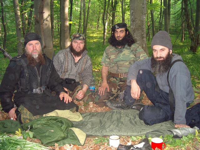 Слева — направо: Руслан Гелаев, Докку Умаров, главарь иностранных наемников Абу аль-Валид, Шамиль Басаев