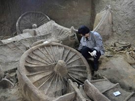 Четыре колесницы и почти сто лошадей найдены в китайской гробнице