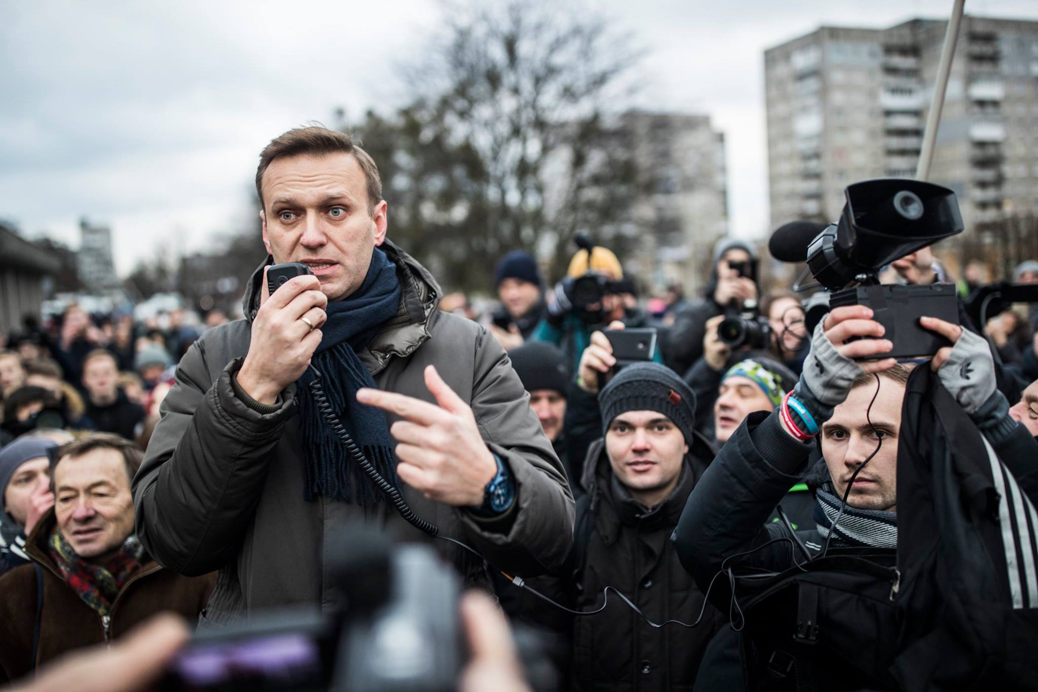 Политика против людей. Навальный фото. Навальный на митинге фото. Навальный Германии 2024.