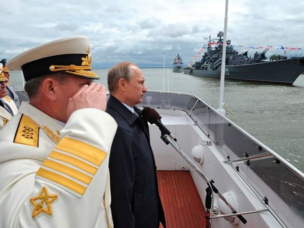 В.Путин принимает парад ВМФ