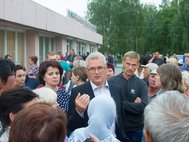 Губернатор Пензенской области Иван Белозерцев с местными жителями