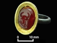 Найденное в базилике золотое кольцо с резным сердоликом