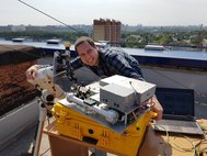 Аспирант кафедры лазерных систем и структурированных материалов Сергей Зеневич настраивает гетеродинный спектрометр перед наблюдениями на крыше корпуса прикладной математики МФТИ