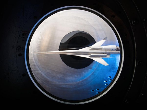 Макет разрабатываемого компанией Boeing сверхзвукового самолета в аэродинамической трубе
