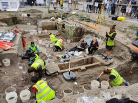 Средневековые склепы с фресками раскопали археологи в Брюгге
