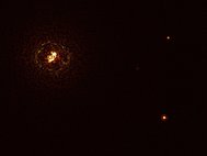 Двойная звезда b Центавра (в верхнем левом углу) и планета b Центавра (AB)b (в нижнем правом)
