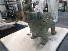 На раскопках в Саньсиндуе был найден фантастический бронзовый зверь