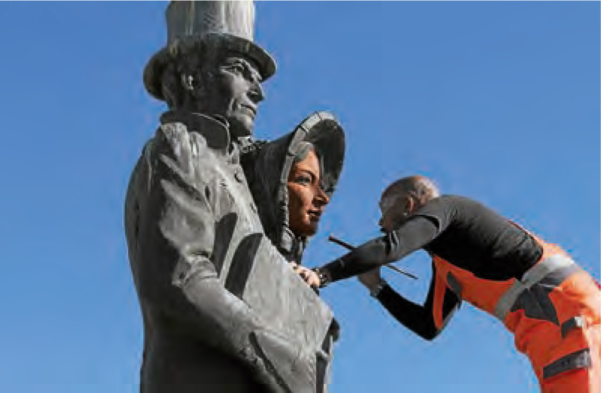 Альтернативная история континента: художник Донг Анвар Джахангер разрисовывает красной охрой лица Национального памятника поселенцам 1820 года в Маканде (2012). Courtesy Doung Anwar Jahangeer